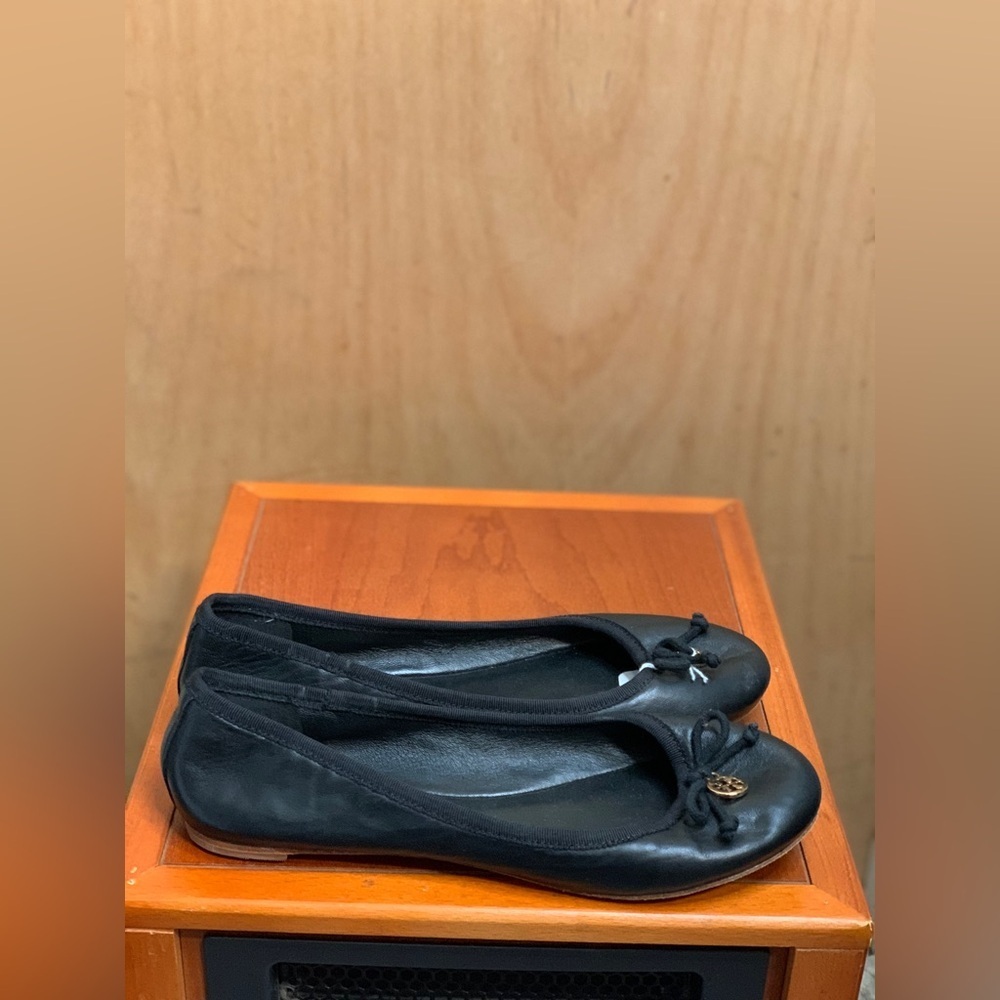 Tory Burch Black Leather Bow Ballet Flats.     Size-6M - Picture 4 of 6